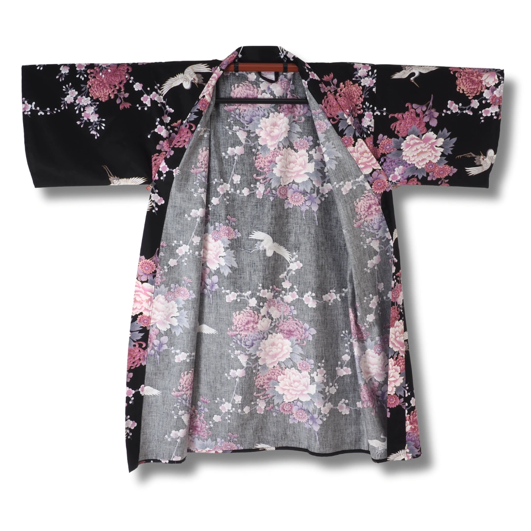 Damen Yukata kurz schwarz mit lila Blumen Damen Yukata kurz schwarz mit lila Blumen