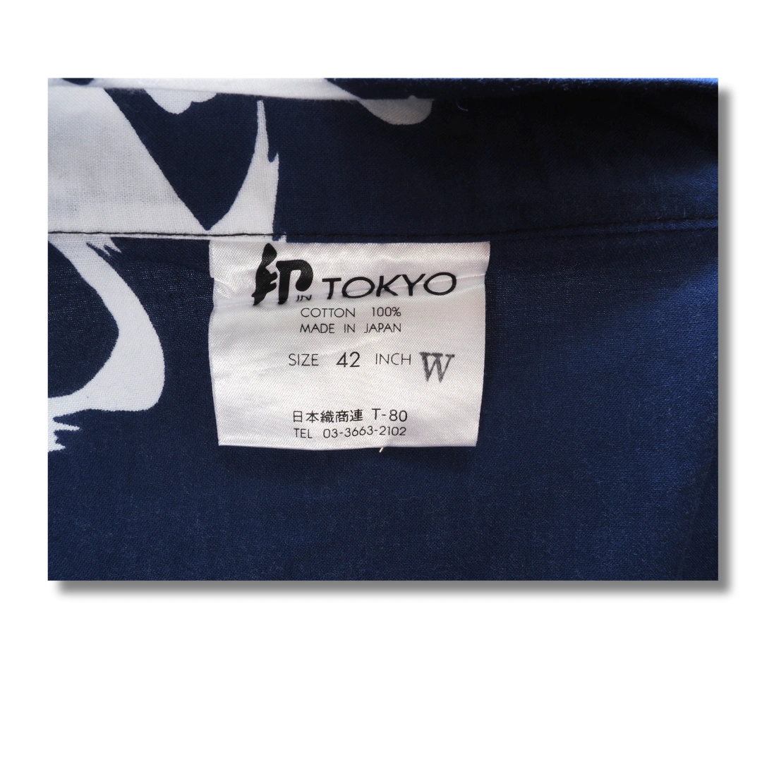 Herren Yukata kurz – Dunkelblau mit weißen Schriftzeichen Herren Yukata kurz – Dunkelblau mit weißen Schriftzeichen