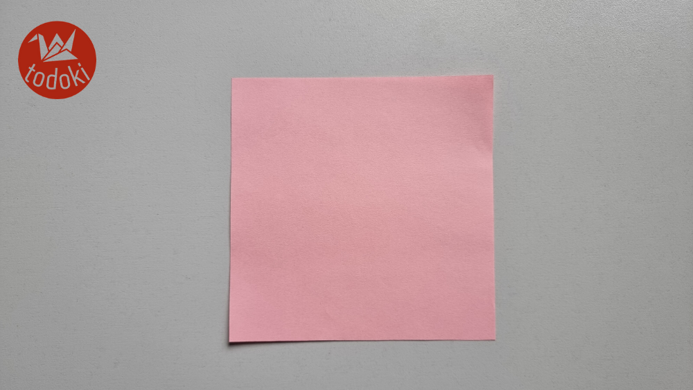 Ein rosa Blatt Origami Papier