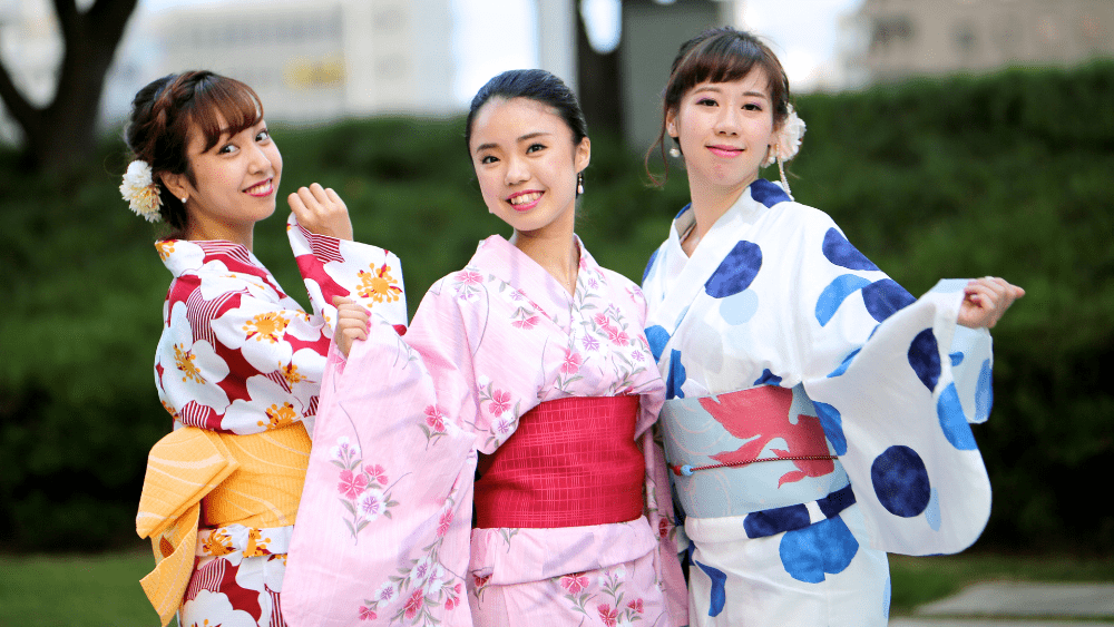 Japanerinnen im Yukata auf dem Weg zu einem Matsuri