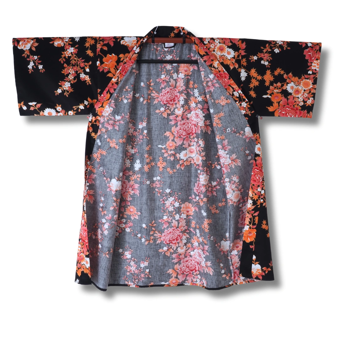Kurzer Damen Yukata schwarz mit roten & orangenen Blumen Kurzer Damen Yukata schwarz mit roten & orangenen Blumen