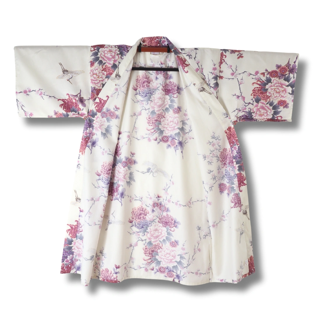 Kurzer Damen Yukata – Weiß mit lila Blüten Kurzer Damen Yukata – Weiß mit lila Blüten