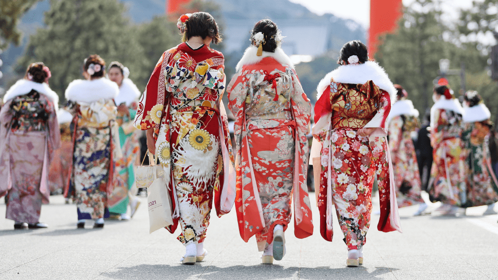 Japanerinnen in einem festlichen Furisode Kimono