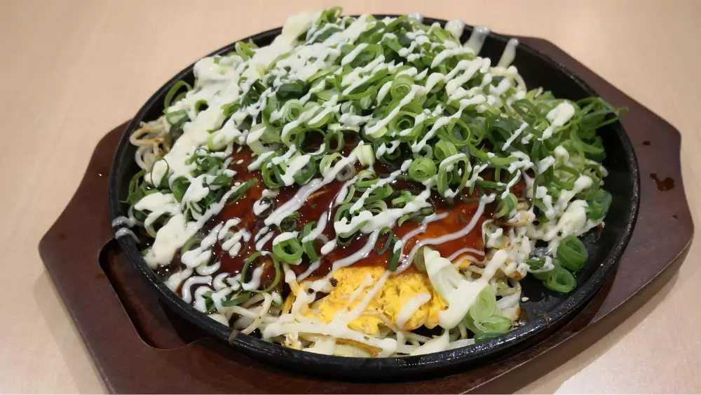 japanisches Okonomiyaki mit Mayonnaise