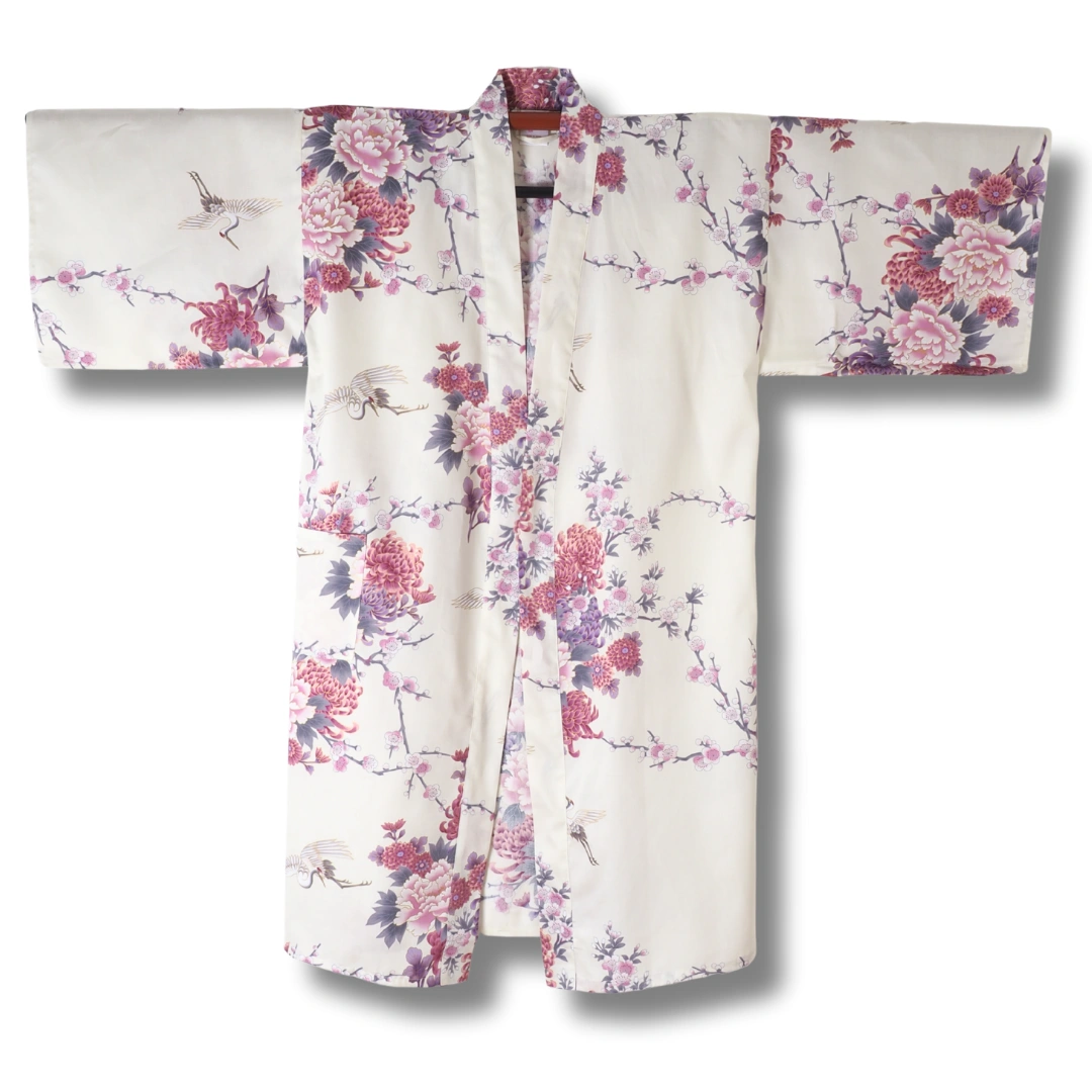 Kurzer Damen Yukata – Weiß mit lila Blüten Kurzer Damen Yukata – Weiß mit lila Blüten