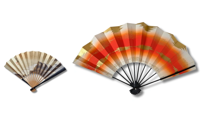 Japanische Handfächer, links für die japanische Teezeremonie, rechts ein japanischer Tanzfächer