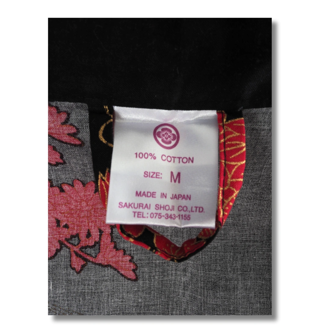 Damen Yukata schwarz mit roten Blumen & Goldakzenten Damen Yukata schwarz mit roten Blumen & Goldakzenten